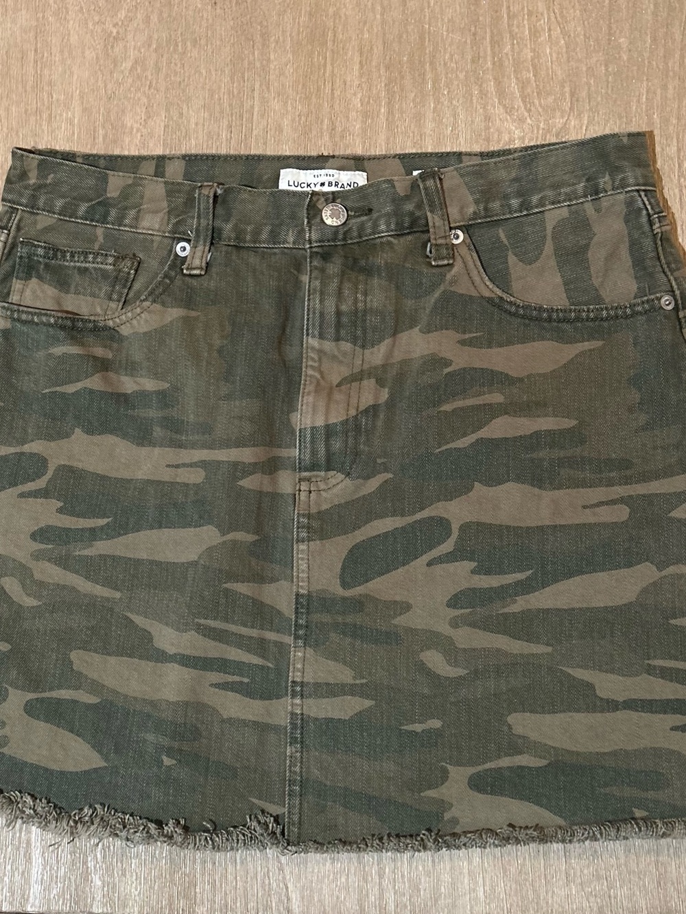 Lucky Brand Old Favorite Camo Denim Mini Skirt Size 12/31 Raw Hem
